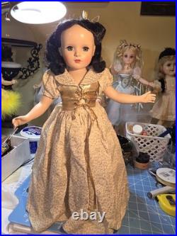 17 Madame Alexander Walt Disney Snow White Hard Plastic Doll. All Original/ Tag