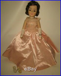 1962 Madame Alexander Jackie Jacqueline Kennedy in Embassy Tea Gown 21 Doll