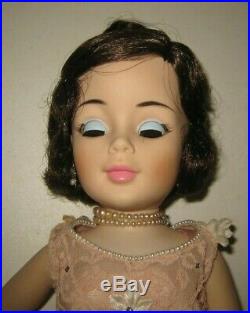 1962 Madame Alexander Jackie Jacqueline Kennedy in Embassy Tea Gown 21 Doll