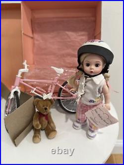 Madame Alexander Bike Riding Wendy Set 8 Doll With Bicycle + bear. Detail, read