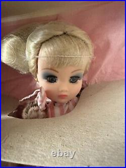 NEW Madame Alexander Coco and Cleo Travel Abroad 17 Doll 31040 Blonde Blue Eyes