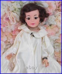 VINTAGE exceptional 1961 Jacqueline KENNEDY 21 doll MADAME ALEXANDER tags & BOX