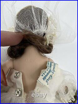 Vintage 1953 Madame Alexander Wendy Bride 8IN Straight Leg Walker Bouquet Veil