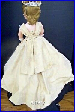 Vintage Cissy Doll Queen Elizabeth Madame Alexander Brunette With Stand