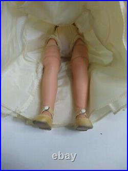 Vintage Madame Alexander 14.5 Wendy Bride Doll in Box Brown Hair 1551 Brunette
