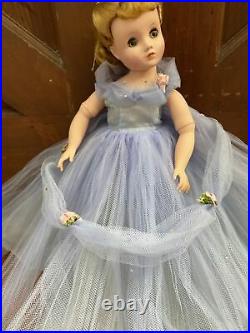 Vintage Madame Alexander Elise Doll In Rare Pleated Cornflower Blue Gown #1730